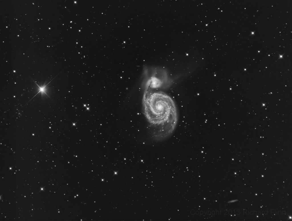 M 51 (Messier 51, NGC 5194, Галактика Водоворот) – галактика в созвездии Гончие Псы. Галактика M 51 (также известная как Arp 85 и VV 1) состоит из большой спиральной галактики NGC 5194, на конце одного из рукавов которой находится галактика-компаньон NGC 5195
