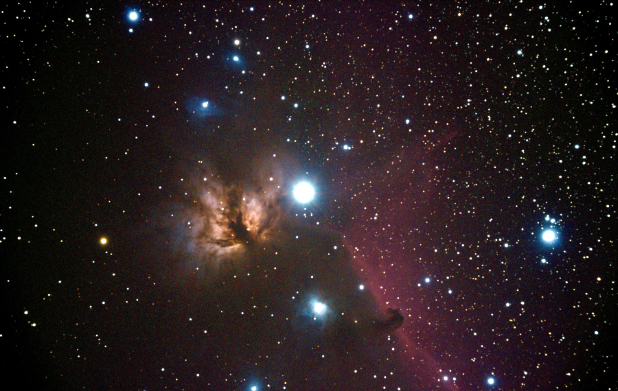 По центру: Туманность «Пламя» (NGC 2024), справа: Туманность «Конская Голова» (IC 434, Barnard 33, также известная как «Голова Лошади»)