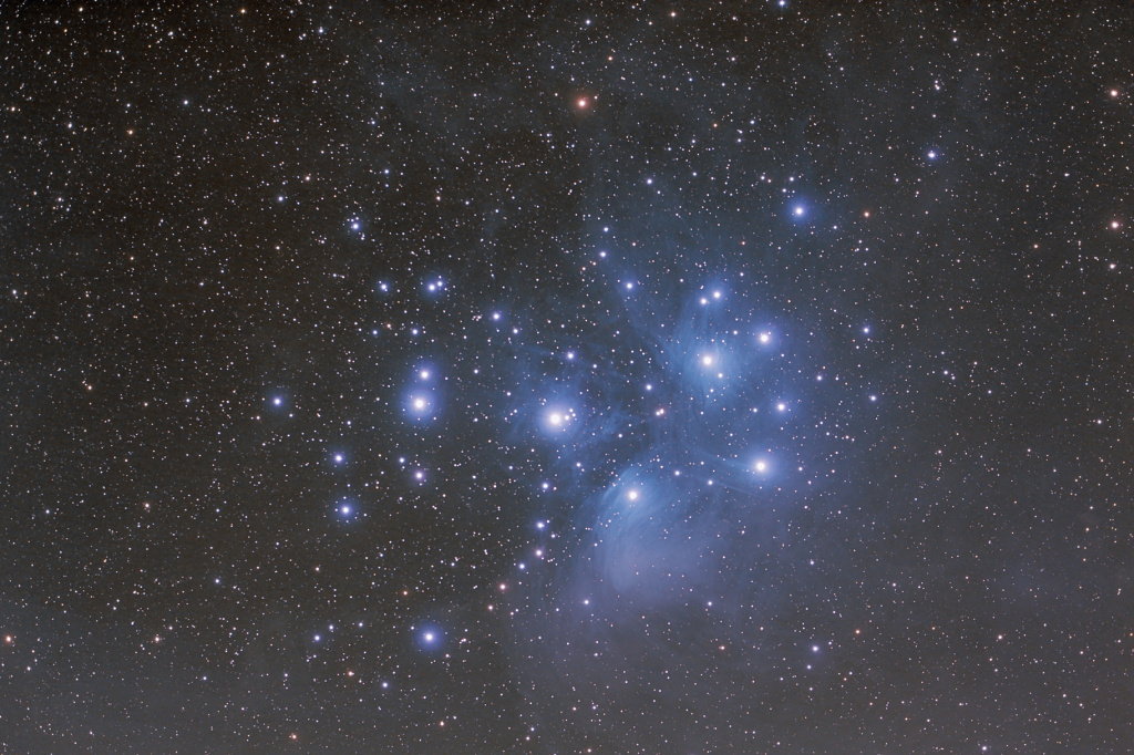 Плеяды (M45) – рассеянное скопление в созвездии Телец; одно из ближайших к Земле и одно из наиболее заметных для невооруженного глаза звездных скоплений