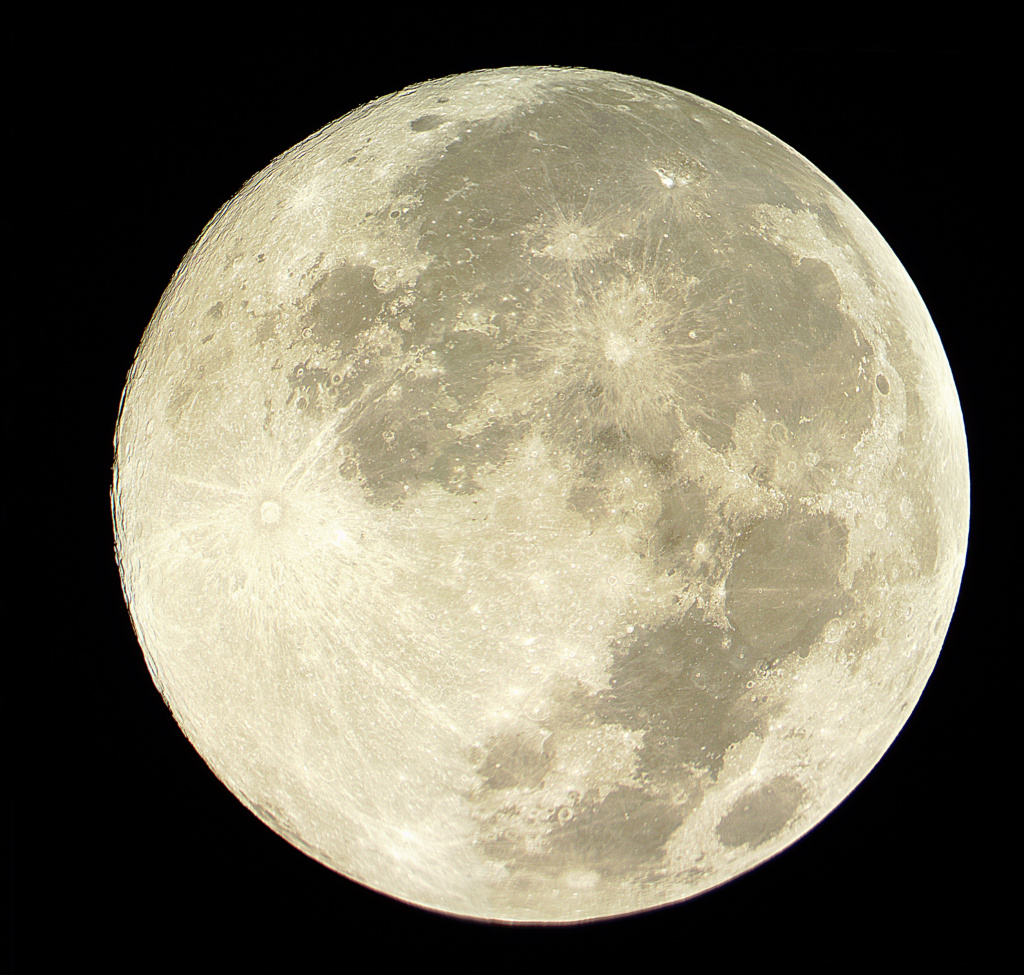 Изображение Луны, сделанное при помощи 12-и AVI-файлов