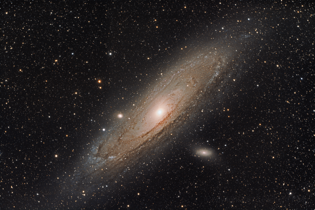 M 32 (NGC 221) – карликовая эллиптическая галактика в созвездии Андромеда, спутник галактики Андромеда M 31