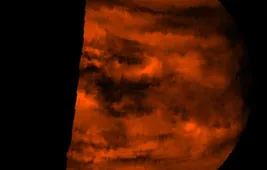 Какая планета имеет плотную облачную атмосферу?